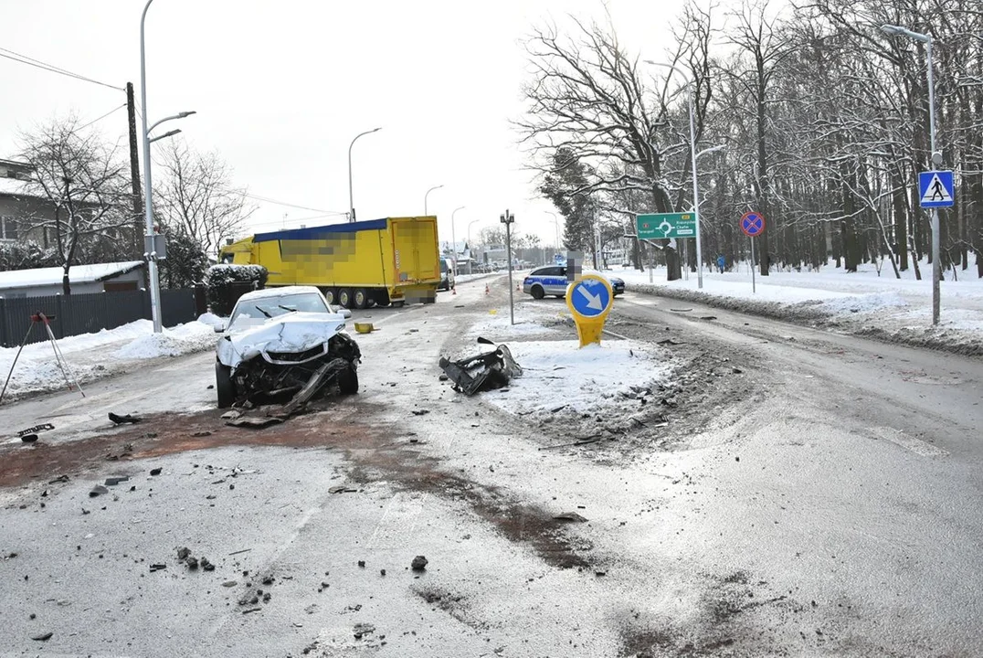 Biała Podlaska: Osobówka zderzyła się z ciężarówką, DAF uderzył w płot. Jedna osoba w szpitalu