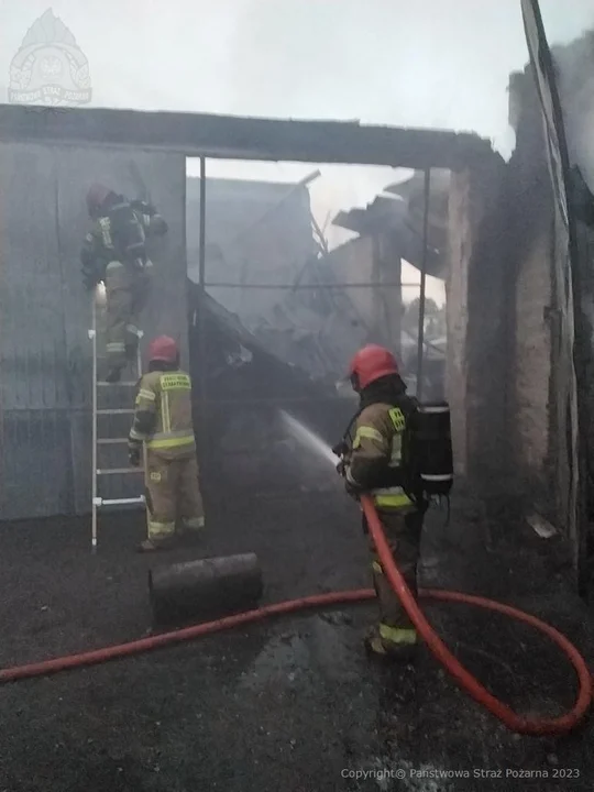 Powiat radzyński: Duży pożar w gospodarstwie rolnym. Z ogniem walczyło kilkanaście zastępów straży pożarnej - Zdjęcie główne