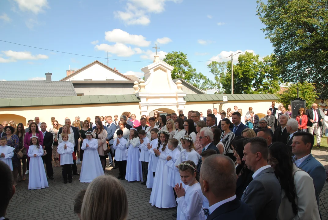 Uczniowie z klas III A i III C z SP nr 2 w Opolu Lubelskim przystąpili do I Komunii Świętej 3 czerwca o godz. 10