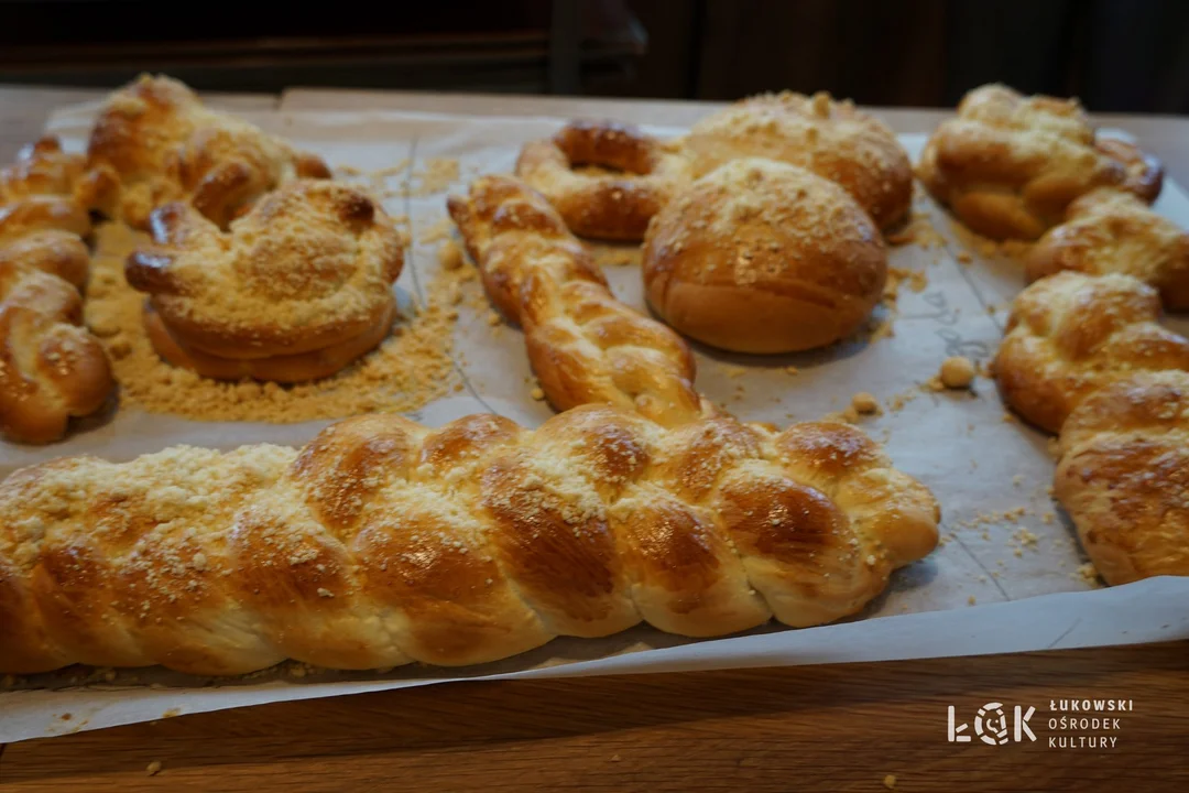 Wakacje z ŁOK. Dzieci piekły własne bułki, chałki oraz pizzę