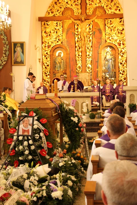 Pogrzeb Ks. Zbigniew Hackiewicz. Proboszcza parafii w Jedlance pożegnała setka duchownych