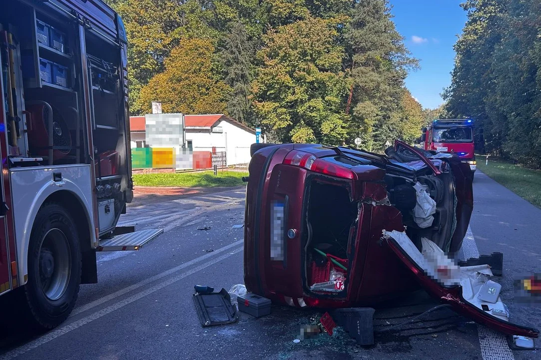 Lubelskie: Osobówka zderzyła się z ciężarówką. Dwójka seniorów w szpitalu