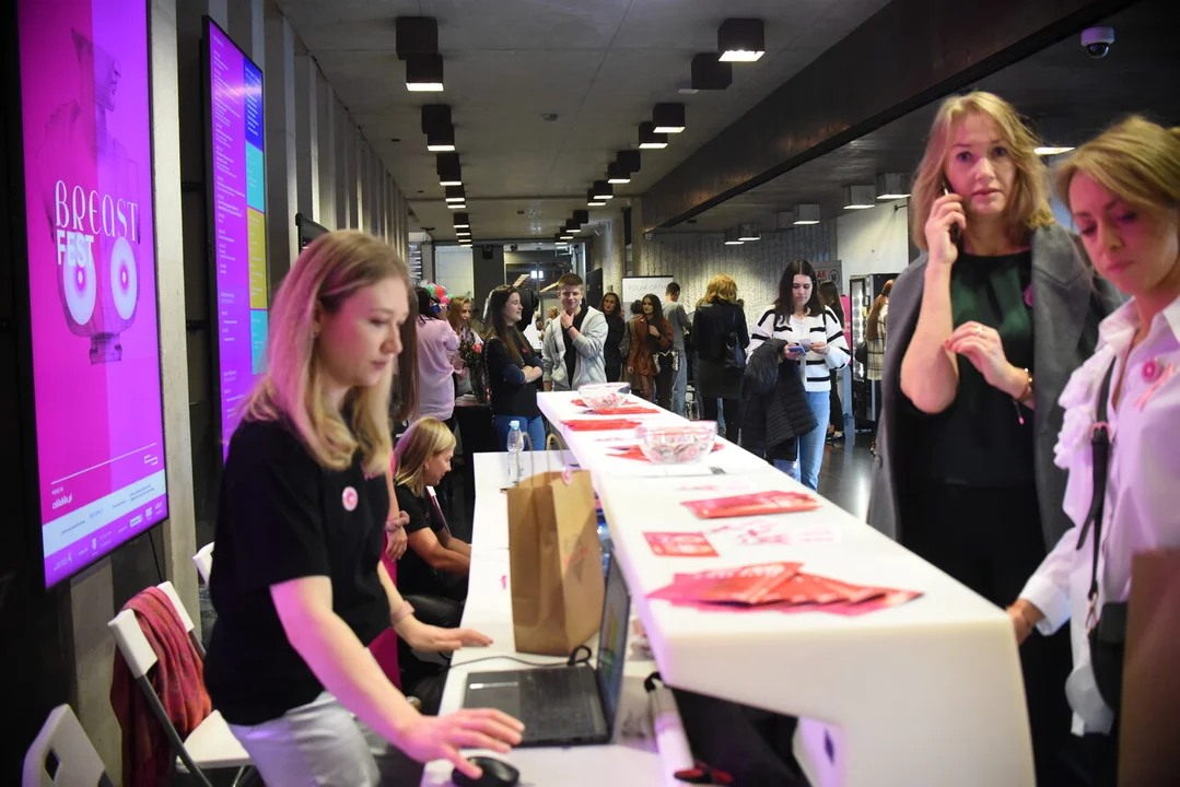 Breast Fest. Badania profilaktyczne, stoiska i rozmowy z ekspertami [ZDJĘCIA]