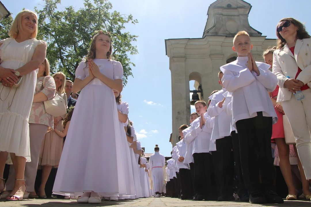 Pierwsza komunia u św. Anny w Lubartowie - II grupa. Baldachim od rodziców (zdjęcia) - Zdjęcie główne