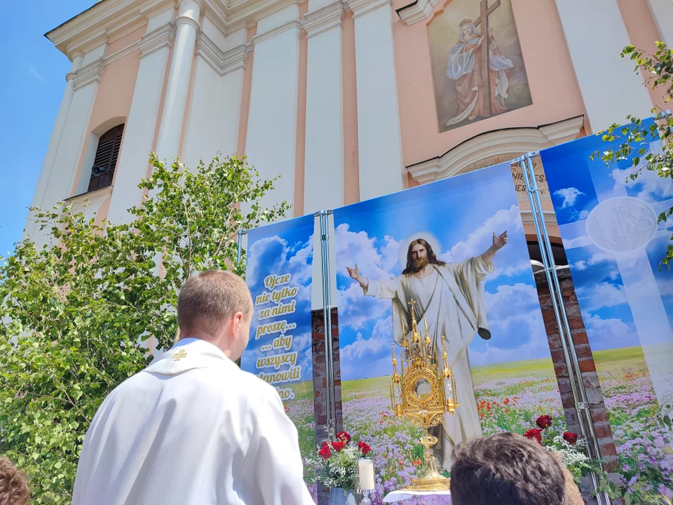 Procesja Bożego Ciała w parafii Podwyższenia Krzyża Świętego w Łukowie