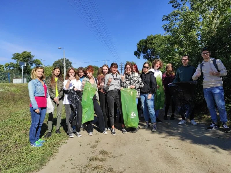 Sprzątanie Świata z ZS 2 w Lubartowie. "Wszystkie śmieci są nasze" (zdjęcia) - Zdjęcie główne