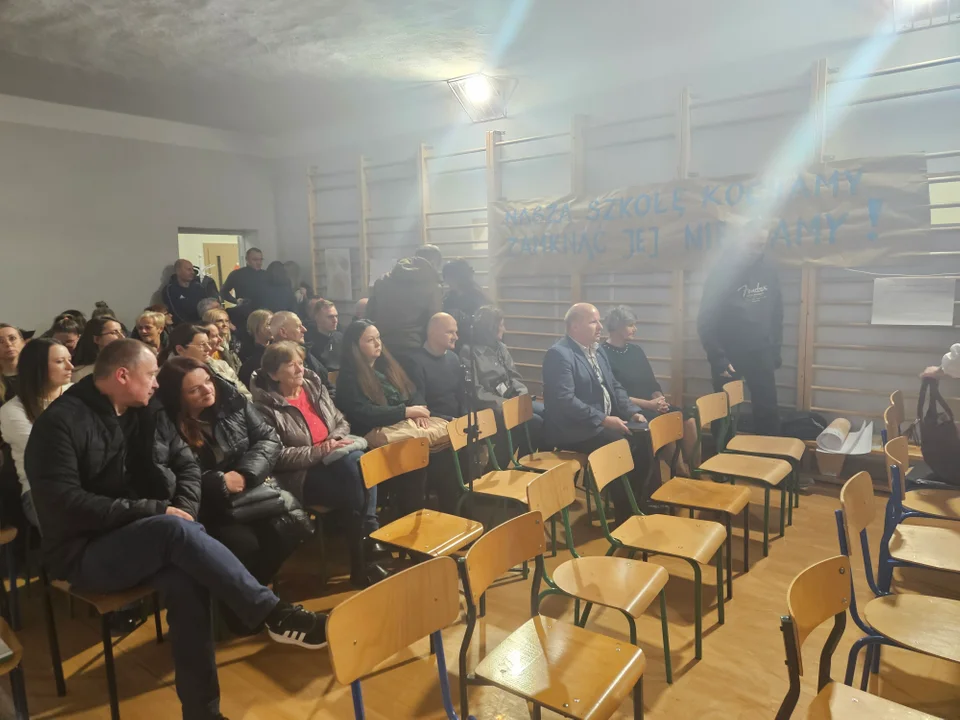„Drugi raz ją zamykacie! Z obrońcami szkoły nie wygracie!” – spór o szkołę w Karmanowicach trwa