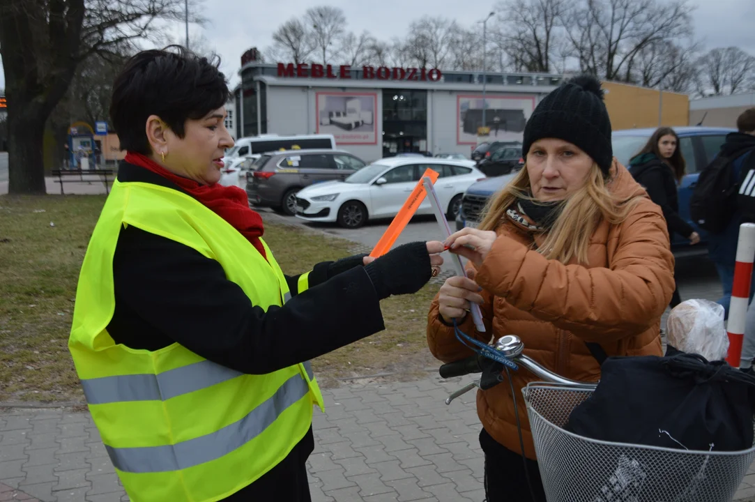 Akcja rozdawania odblasków w Puławach