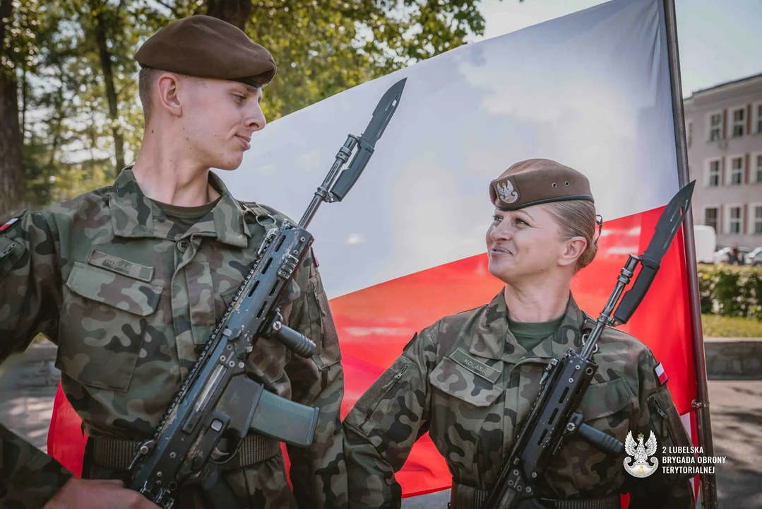 Lublin: Nowi terytorialsi złożyli uroczystą przysięgę wojskowa. Wśród nich matka i syn