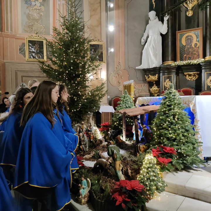 Schola „Promyczki” zaśpiewała kolędy i pastorałki (ZDJĘCIA)