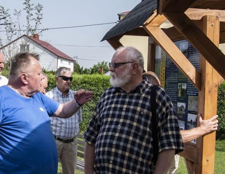 Pamiątkowe tablice ,,Wielcy Polacy z naszej ziemi” na rondzie w Łazach