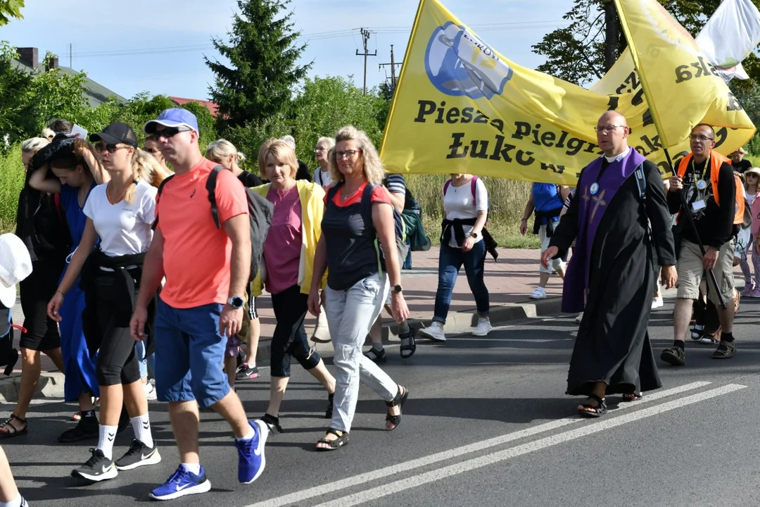 Pielgrzymi z Łukowa na trasie do Częstochowy - w poszukiwaniu duchowego ocalenia (ZDJĘCIA cz. II) - Zdjęcie główne