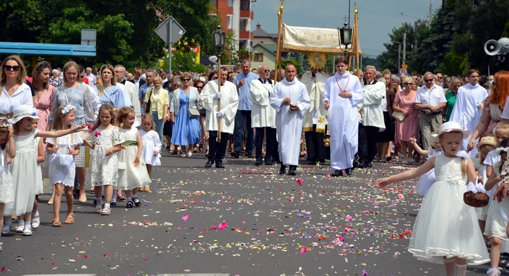 ,,Jezusa wszędzie zapraszamy do naszych serc". Procesja Bożego Ciała w Sanktuarium MBNP - Zdjęcie główne