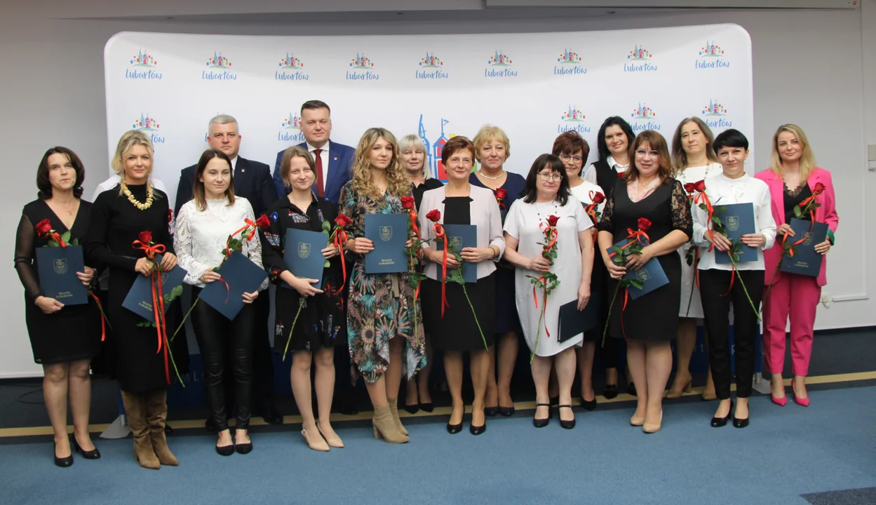 Nagrody od burmistrza Lubartowa dla nauczycieli. Dzień Edukacji Narodowej (zdjęcia) - Zdjęcie główne