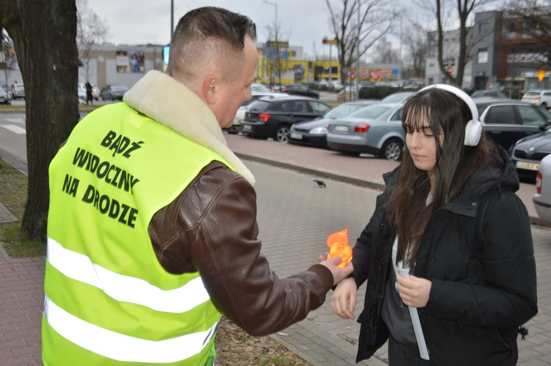 Akcja rozdawania odblasków w Puławach