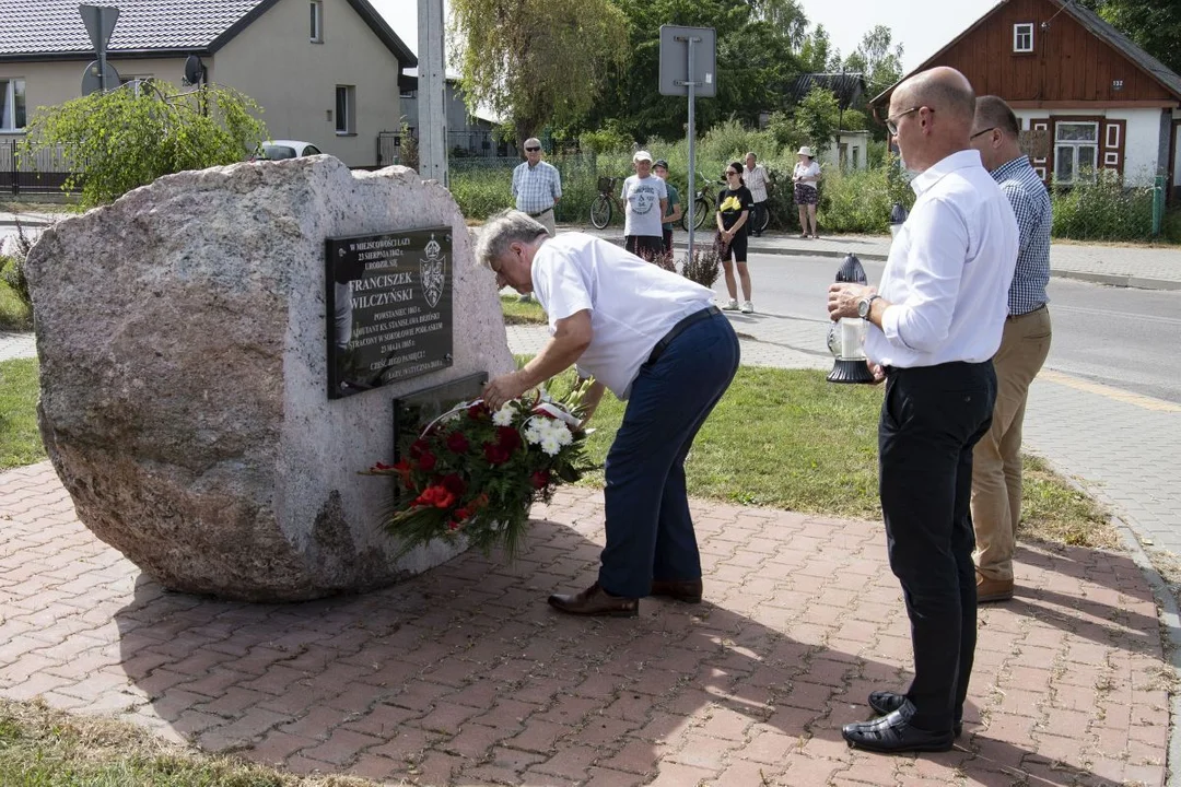 Pamiątkowe tablice ,,Wielcy Polacy z naszej ziemi” na rondzie w Łazach