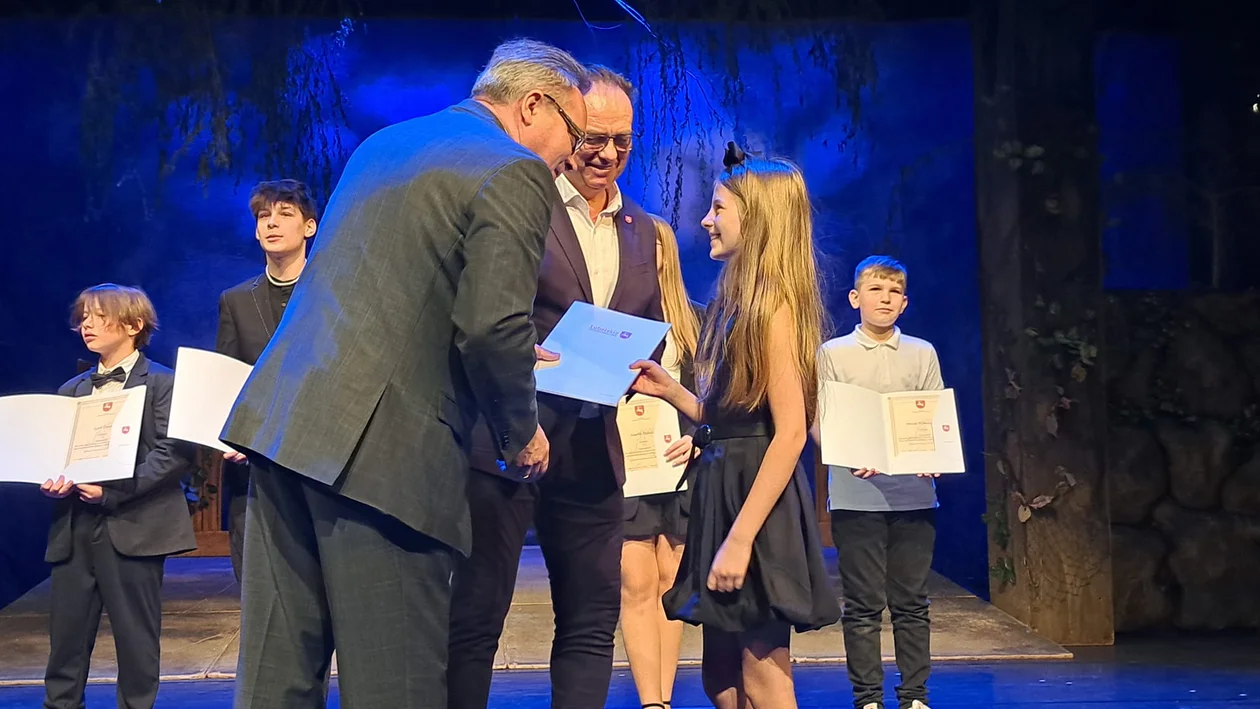 Julia Wardak i Aleksandra Domańska laureatkami stypendiów Marszałka