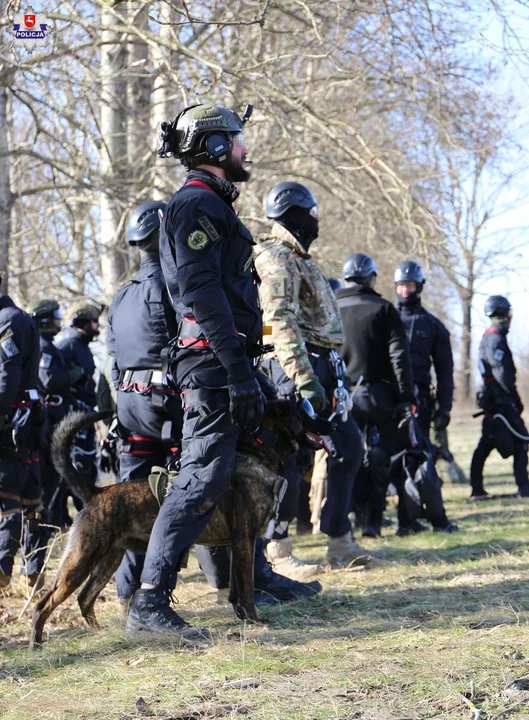 Ćwiczenia z policyjnym śmigłowcem. Swoje umiejętności przetestowali lubelscy kontrterroryści