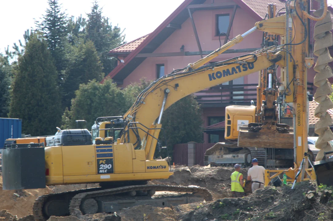 Budowa kładki nad torami w Lubartowie