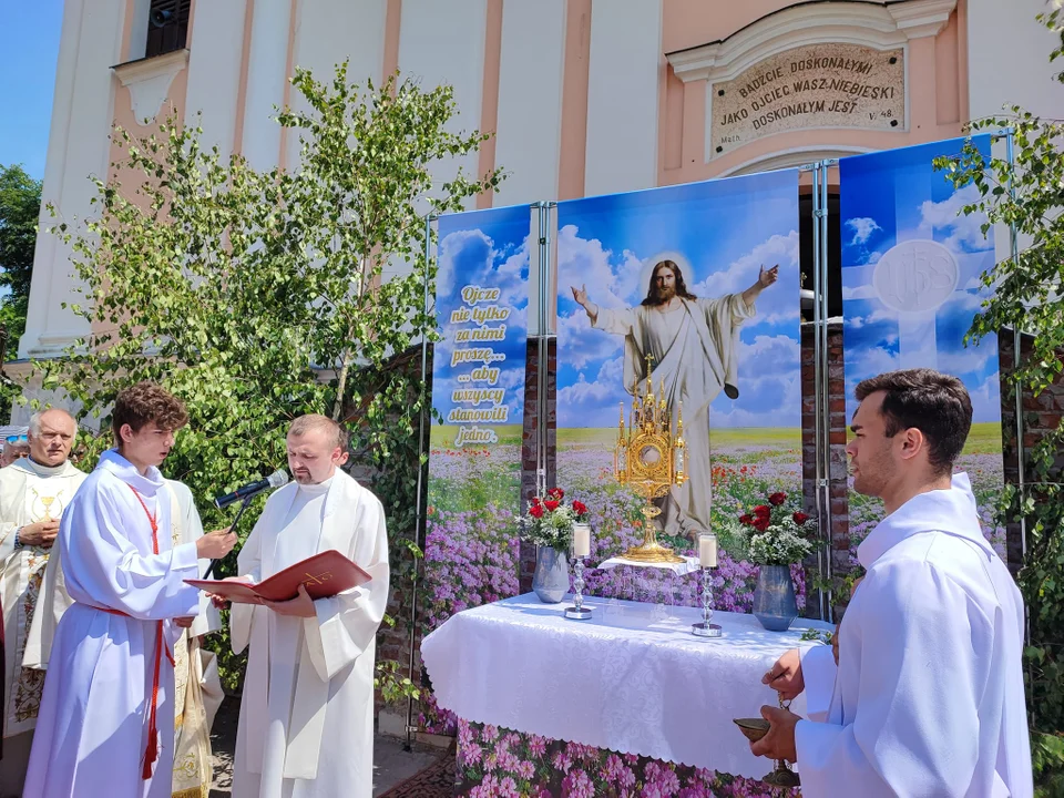 Procesja Bożego Ciała w parafii Podwyższenia Krzyża Świętego w Łukowie