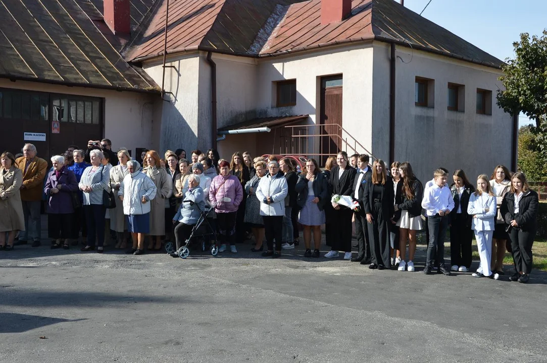 Uroczystość odłonięcta tabicy pamiątkowej poświęconej chodelskim Żydom zamrodowanym podczas akcji „Reinhardt”