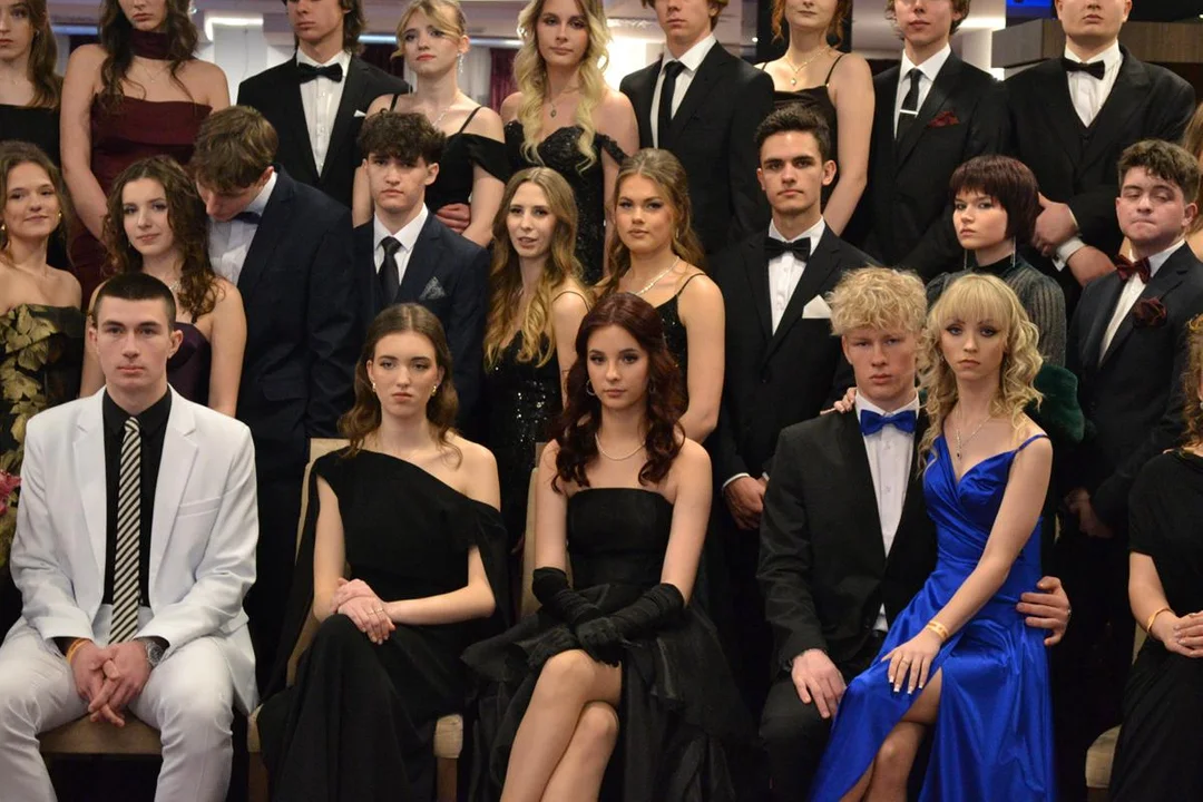 Tak prezentowali się nasi maturzyści na studniówkowej ściance [NOWE ZDJĘCIA] - Zdjęcie główne