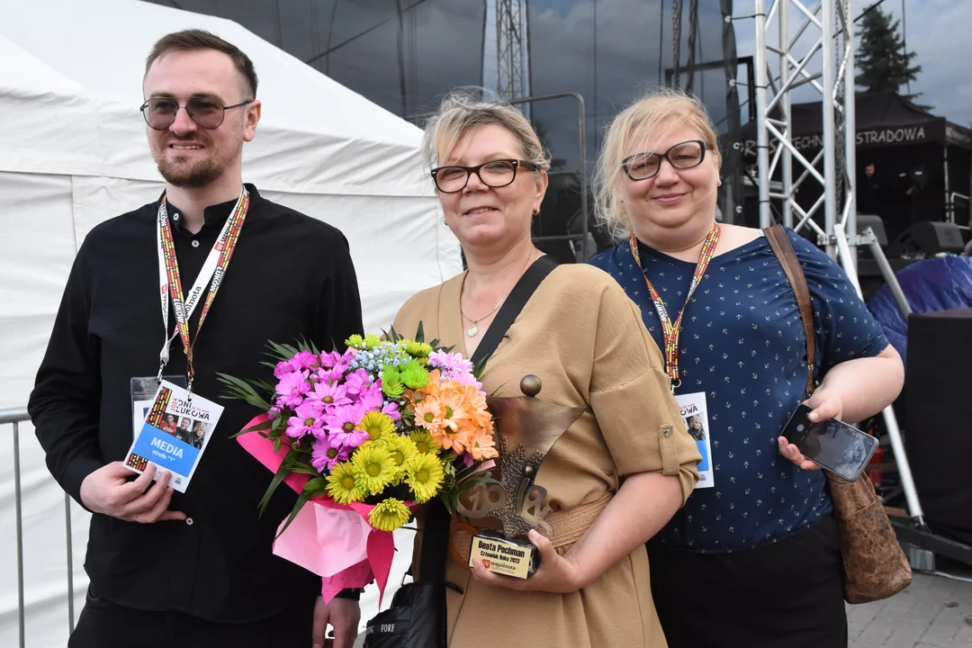 Beata Pochman ze statuetką Człowieka Roku Ziemi Łukowskiej