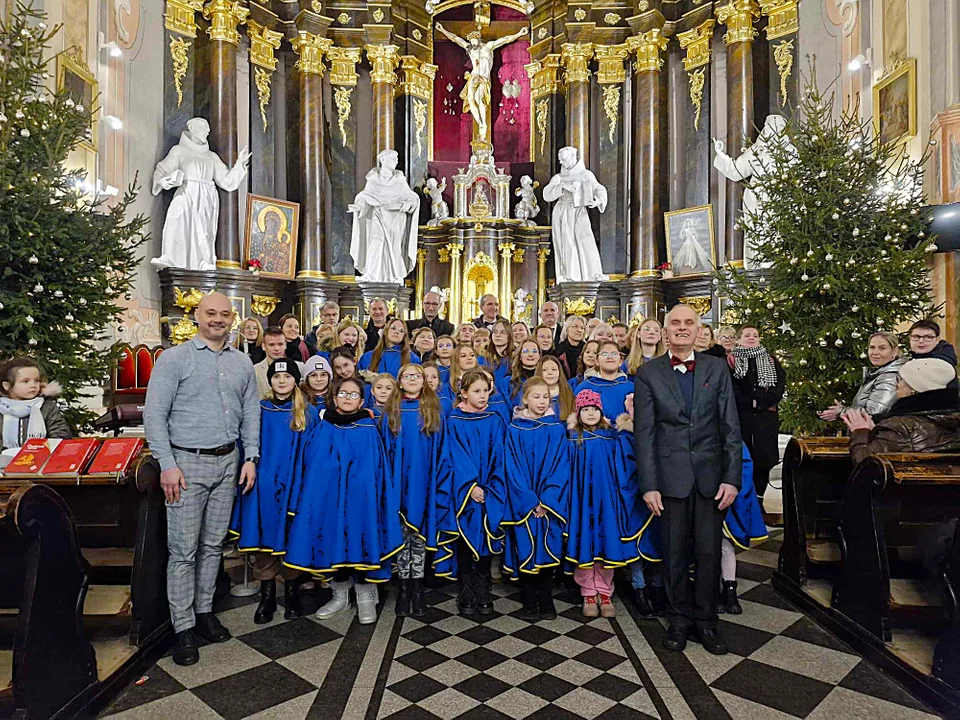 Schola „Promyczki” kolędowała dla parafian. Koncert w kościele Podwyższenia Krzyża Św. w Łukowie - Zdjęcie główne