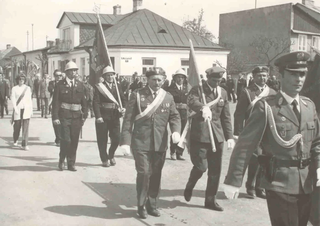 Opole Lubelskie: 1 maja w latach 70. (ZDJĘCIA) - Zdjęcie główne