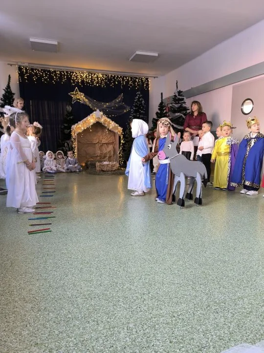 Występ  przedszkolaków z „Piątki” dla  Babci  i  Dziadka - Zdjęcie główne