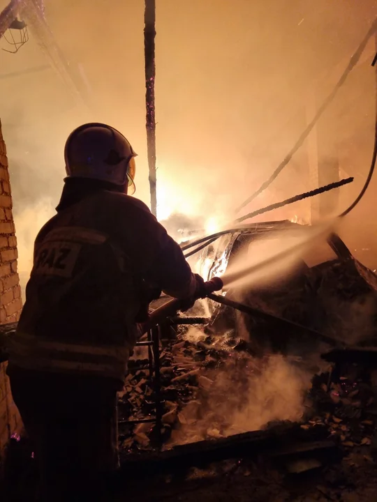 Powiat łukowski: Nocny pożar budynku. Ogień gasiło kilka zastępów strażaków