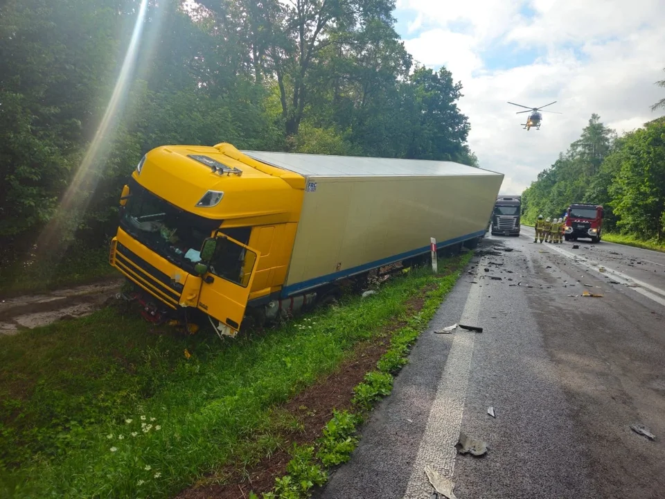 Lubelskie: "Czołówka" osobówki i ciężarówki na krajowej 17-stce. Jedna osoba ranna