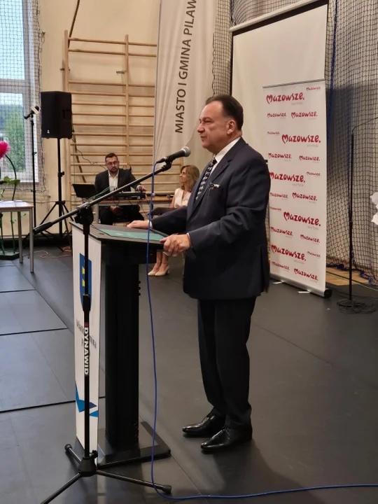 Otwarcie sali gimnastycznej i obserwatorium astronomicznego w szkole w Gocławiu. Zjawił się sam marszałek Adam Struzik