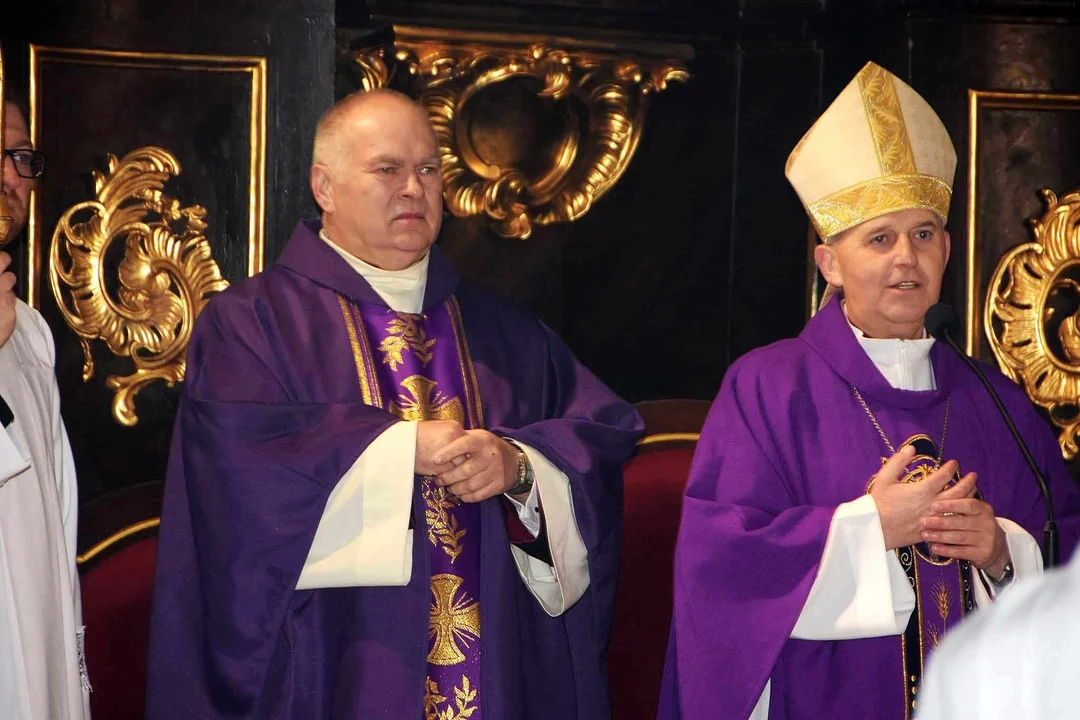 Biskup Grzegorz Suchodolski odwiedził Parafię Podwyższenia Krzyża Św. Ingres Biskupa z plebanii do kościoła i msza święta