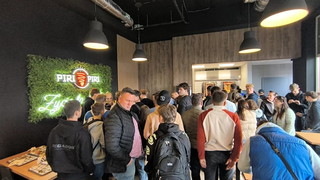 Zenek Martyniuk na otwarciu nowego kebaba w Lublinie. Tłumy na występie "króla disco-polo" [FOTO]