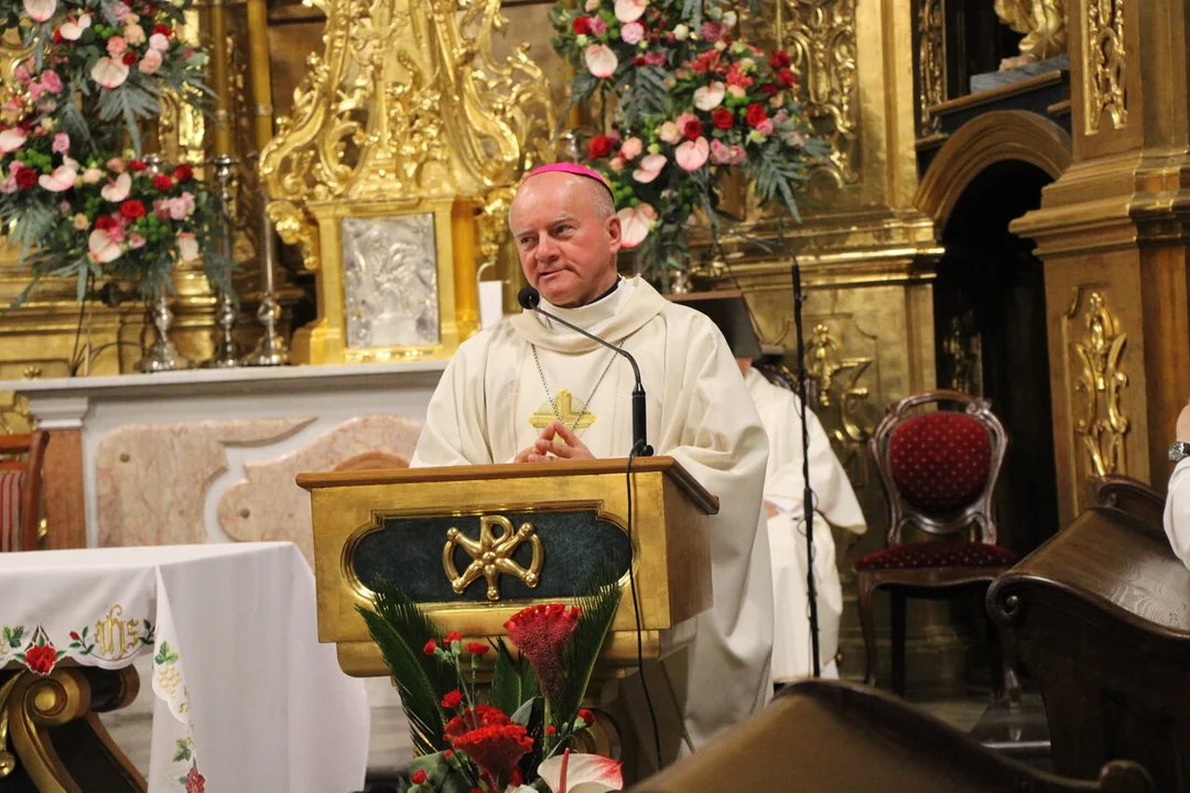 Biskup z Ukrainy w Lubartowie. Ks. bp Jan Sobiło: walą się dwie - trzy klatki schodowe (zdjęcia) - Zdjęcie główne