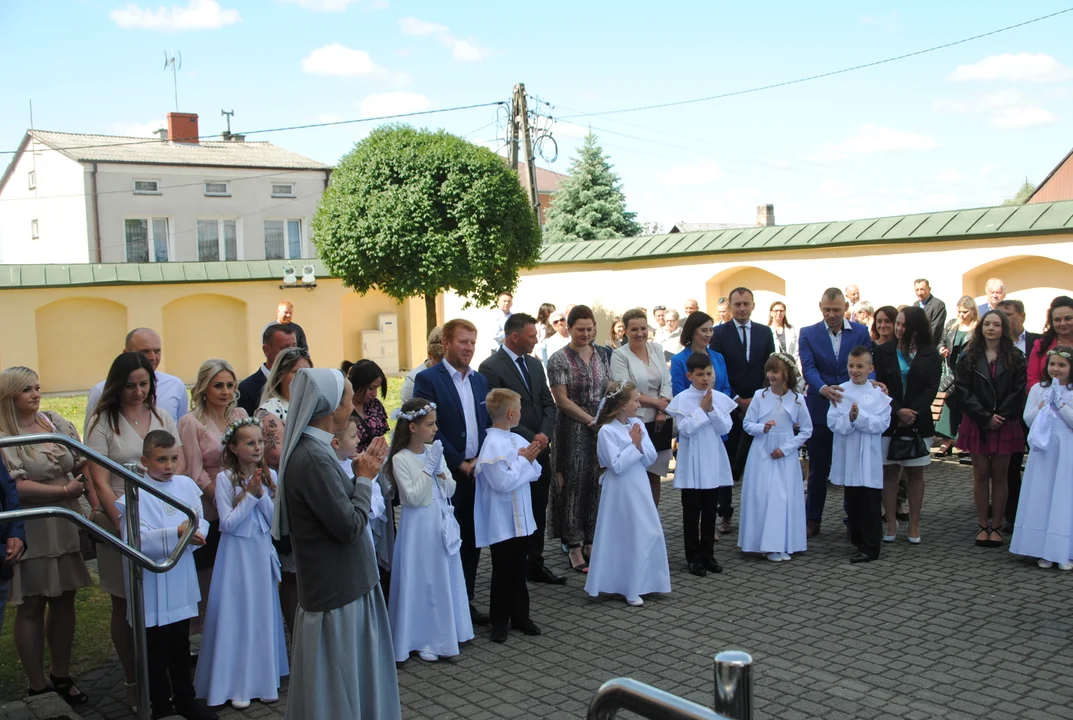 Uczniowie z klas III A i III C z SP nr 2 w Opolu Lubelskim przystąpili do I Komunii Świętej 3 czerwca o godz. 10