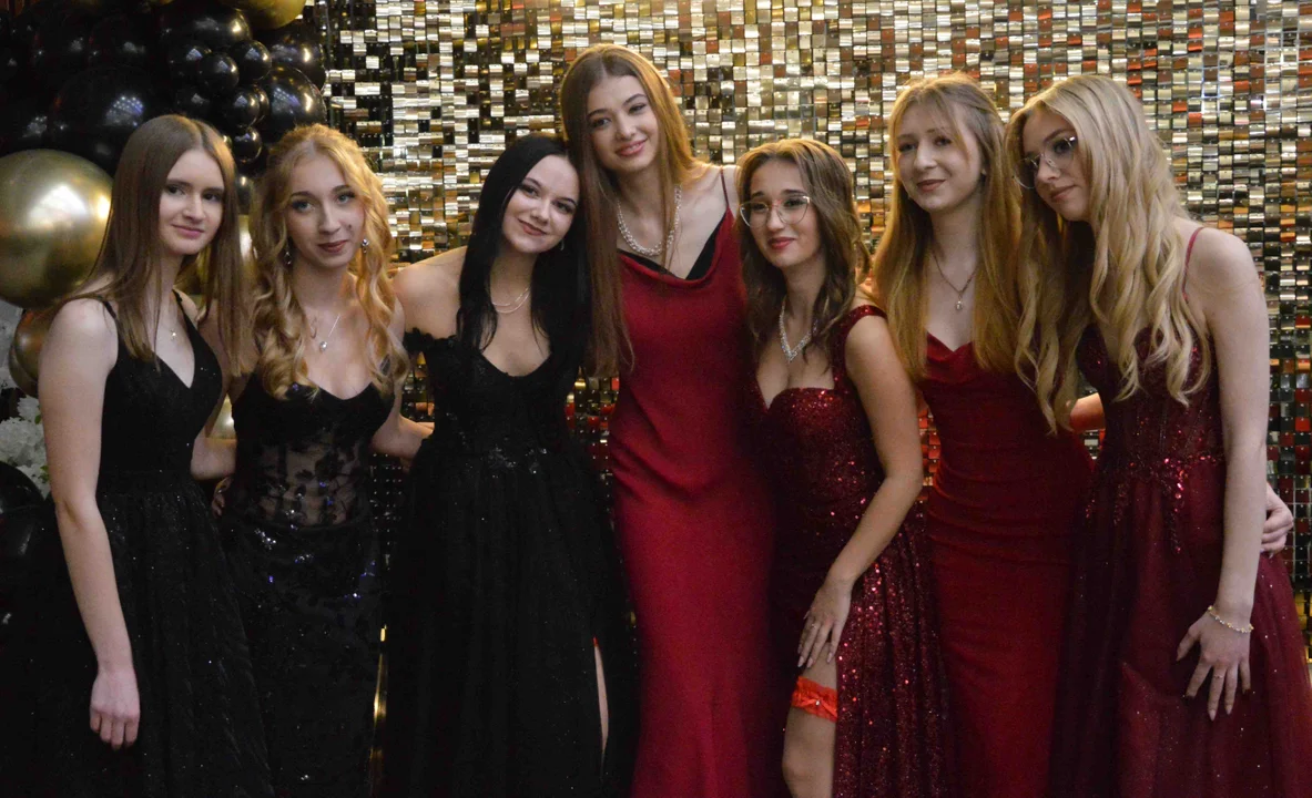 Zobaczcie, jak pięknie wyglądają! Studniówka 2026 II LO im. Piotra Firleja w Lubartowie [ZDJĘCIA - CZ. 2] - Zdjęcie główne