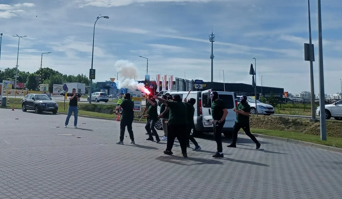 Uzbrojeni napastnicy wtargnęli na stację paliw pod Garwolinem. Chwilę później zaroiło się od służb! - Zdjęcie główne