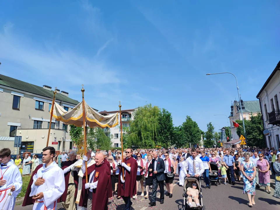 Procesja Bożego Ciała w parafii Podwyższenia Krzyża Świętego w Łukowie