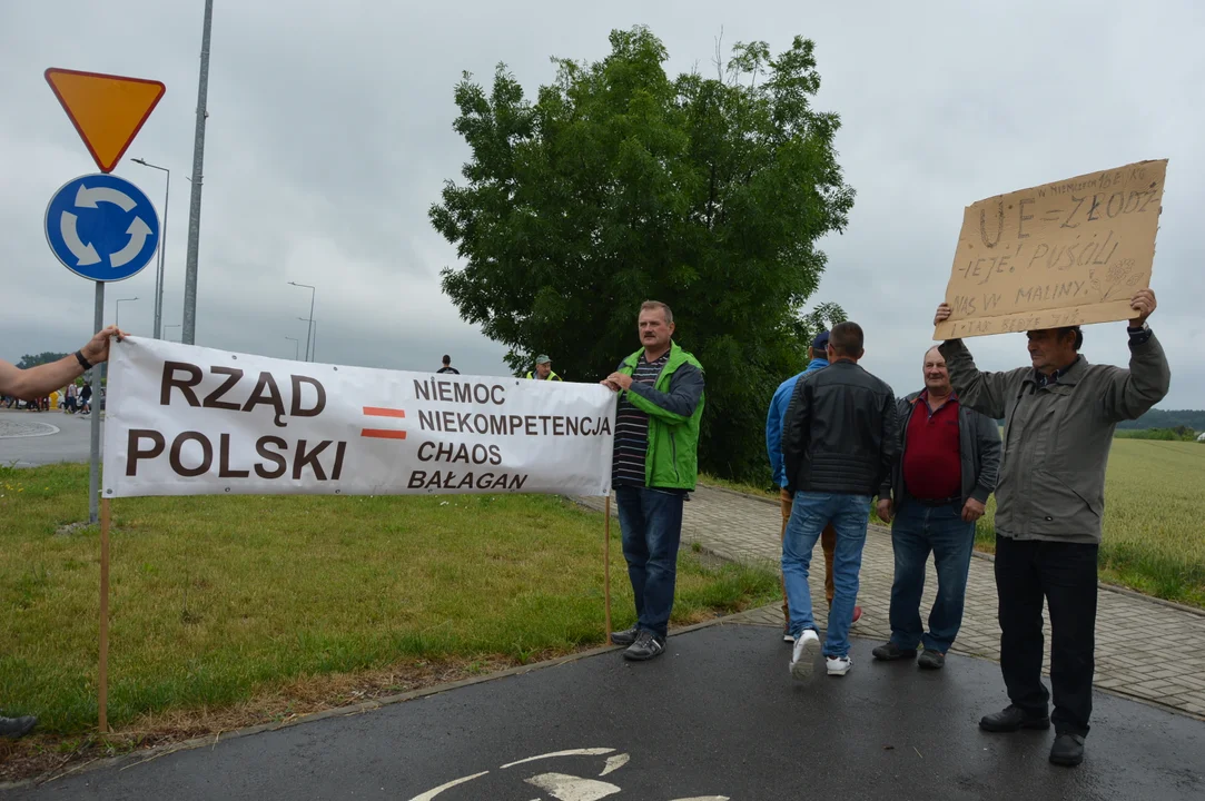 Protest producentów malin w Opolu Lubelskim. Dzień drugi