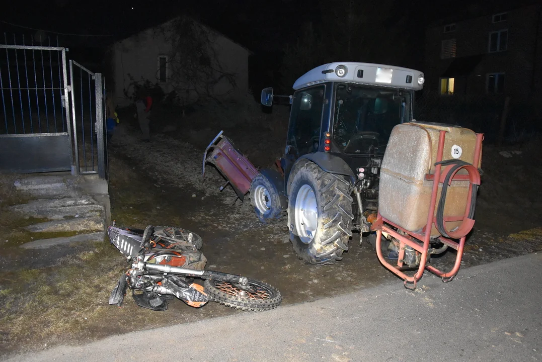 Lubelskie: Ciągnik zderzył się z motocyklem. Nastolatek w szpitalu