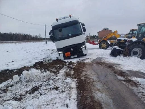 Wyciąganie cysterny z pobocza w Ratoszynie Pierwszym