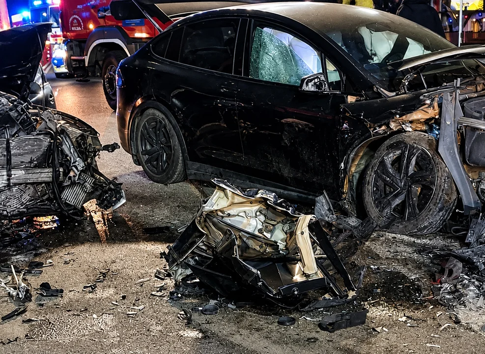 Przerażające zderzenie na DW801. Tesla wymusiła pierwszeństwo, auta zostały zmiażdżone - Zdjęcie główne