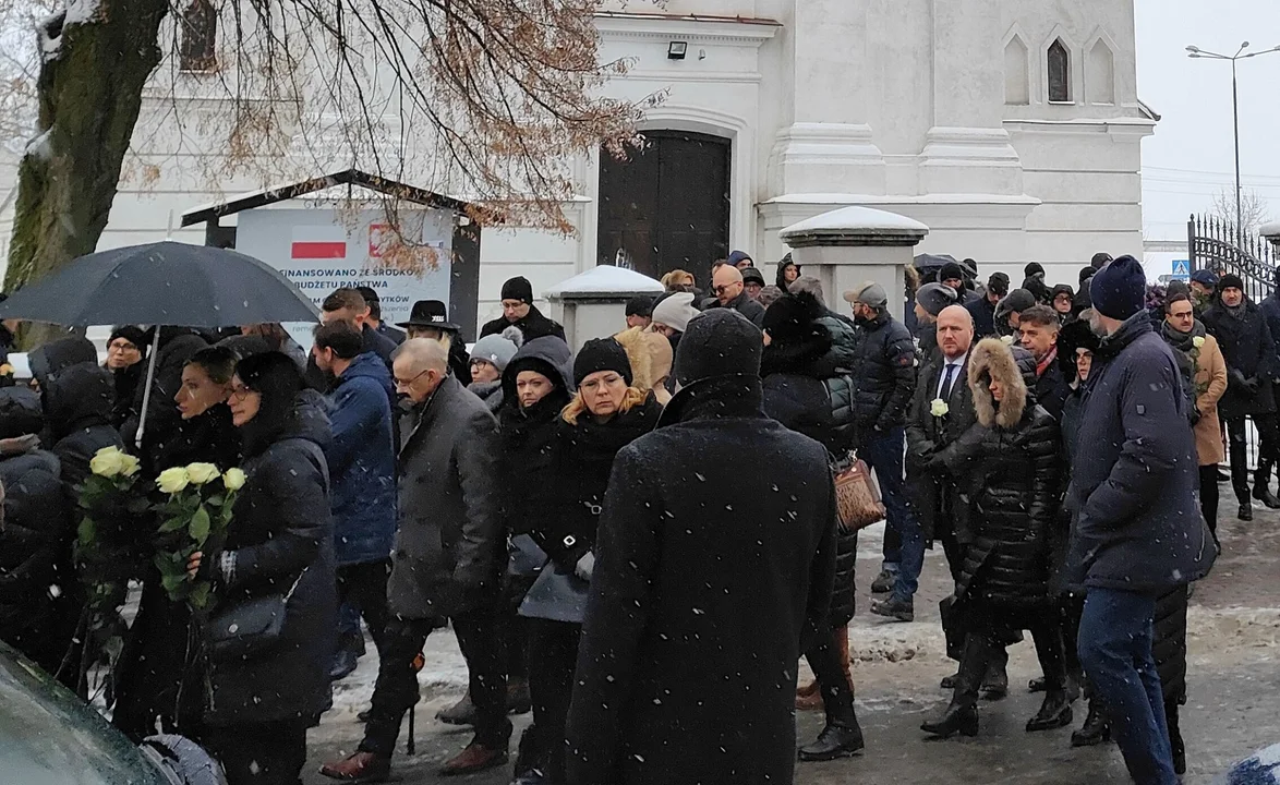 Tłumy pożegnały zamordowaną komornik z Łukowa.  Dziś w Adamowie odbył  się pogrzeb śp. Ewy Kochańskiej