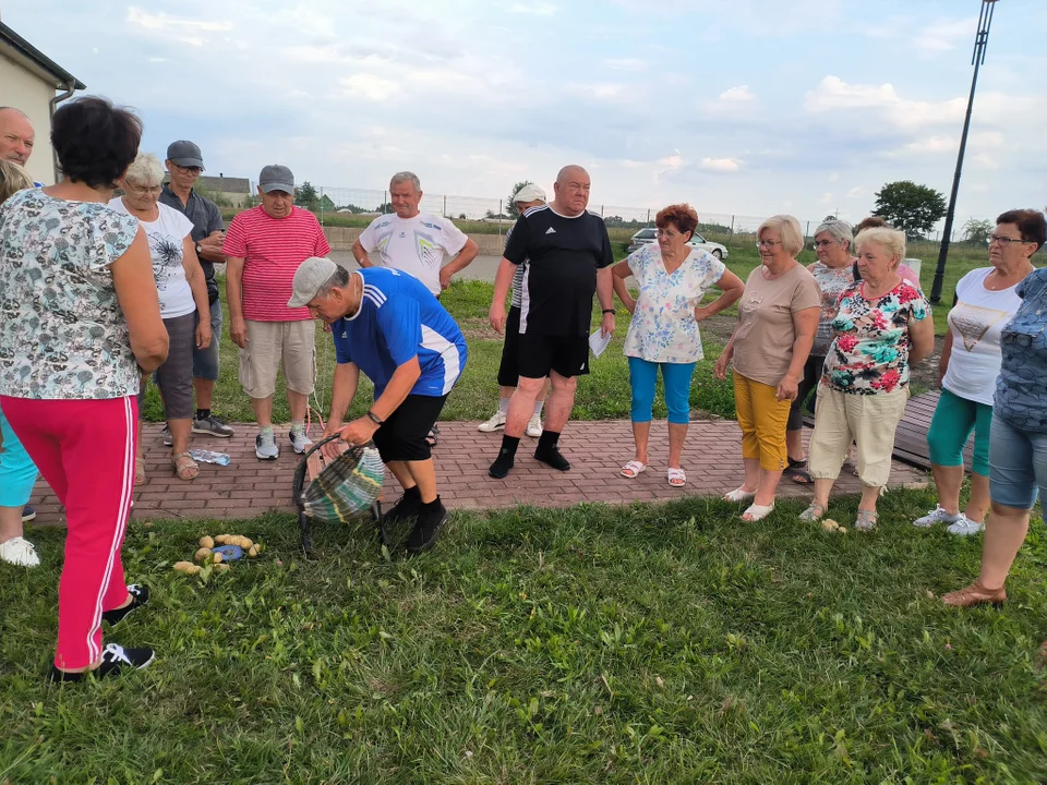 Seniorzy z gminy Stoczek Łukowski rywalizowali dojąc krowę