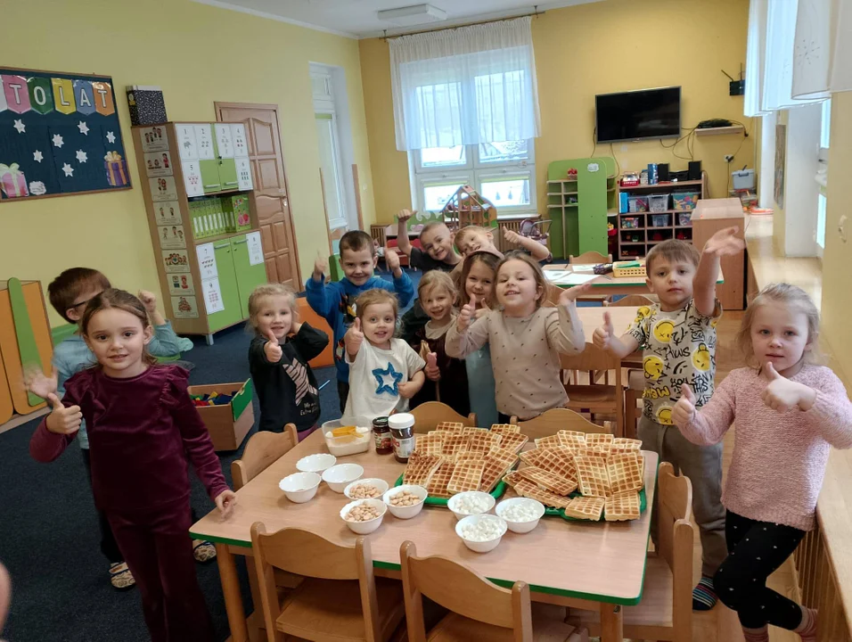 Zapach gofrów w przedszkolu Nazaretanek w Łukowie. 5-latki same przygotowały słodki poczęstunek - Zdjęcie główne