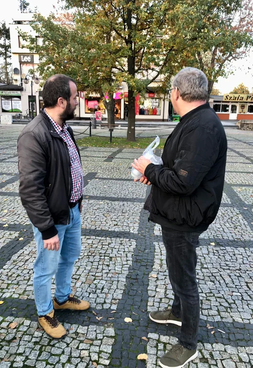 Biało-czerwone znicze dla przechodniów. Alternatywa dla Łukowa w akcji