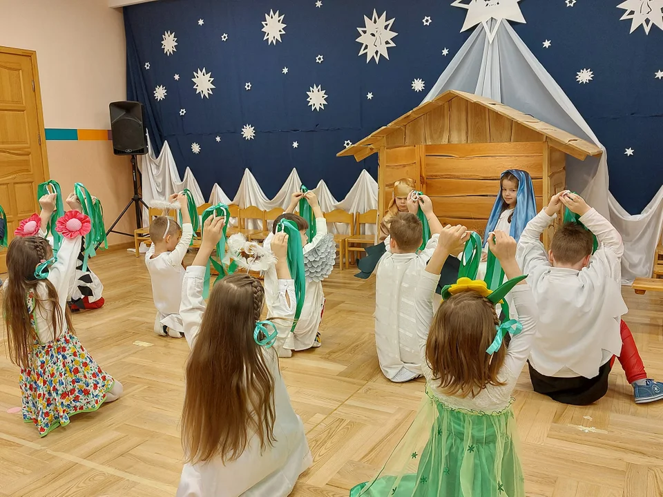 Jasełka w Przedszkolu Sióstr Nazaretanek w Łukowie (ZDJĘCIA). Dla babć i dziadków z okazji ich styczniowego święta