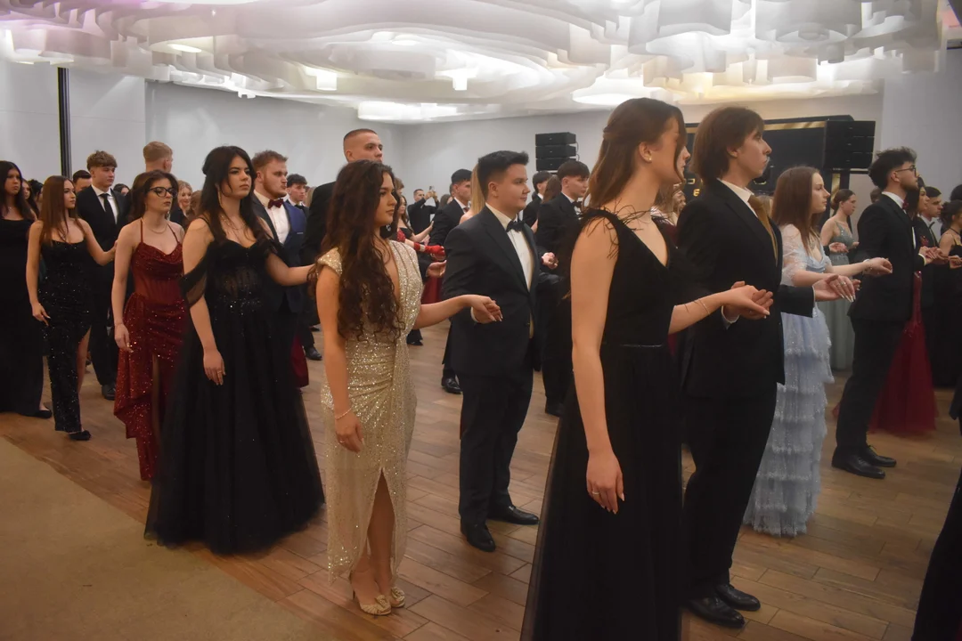 Studniówka Państwowych Szkół Budownictwa i Geodezji w Lublinie. Tak bawią się maturzyści "Budowlanki"